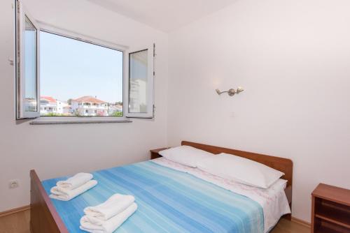 Postel nebo postele na pokoji v ubytování Apartments by the sea Petrcane, Zadar - 17342