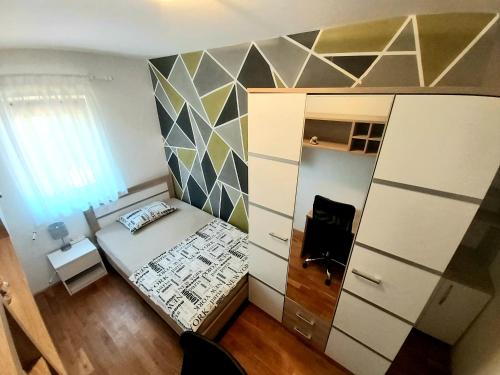 niewielka sypialnia z łóżkiem i szafką w obiekcie Apartments with a parking space Bibinje, Zadar - 17346 w Bibinje