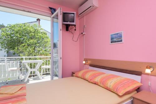 - une chambre avec un lit et un balcon dans l'établissement Apartments with a parking space Orebic, Peljesac - 17134, à Orebić