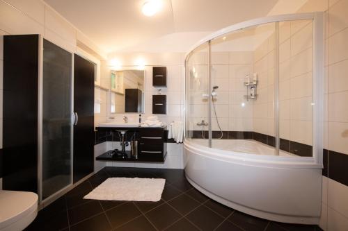 La salle de bains est pourvue d'une grande baignoire et d'un lavabo. dans l'établissement Apartments with a parking space Liganj, Opatija - 17370, à Lovran