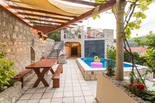 Family-friendly apartments with swimming pool Sustjepan, Dubrovnik - 17308