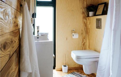 a bathroom with a toilet and a sink at Stunning Home In Rydzewo With Kitchen in Rydzewo