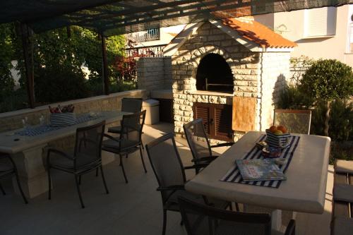 Seaside family friendly house with a swimming pool Trogir - 17358
