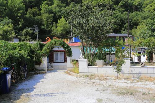 Fotografia z galérie ubytovania Family friendly house with a swimming pool Zakucac, Omis - 17074 v Omise