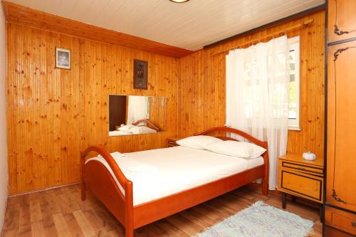 Postel nebo postele na pokoji v ubytování Family friendly house with a swimming pool Zakucac, Omis - 17074
