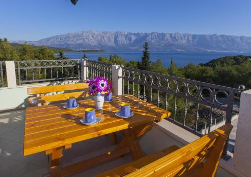 Apartments with parking space Sumartin, Brac - 17267