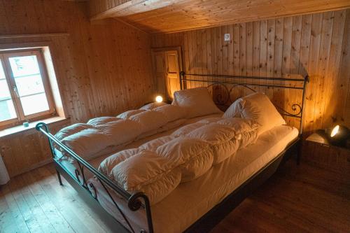 Postel nebo postele na pokoji v ubytování Romantic standalone 5 room cottage in Valposchiavo