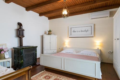 - une chambre avec un lit blanc et une cuisinière dans l'établissement Family friendly house with a swimming pool Vojnic Sinjski, Zagora - 17375, à Trilj