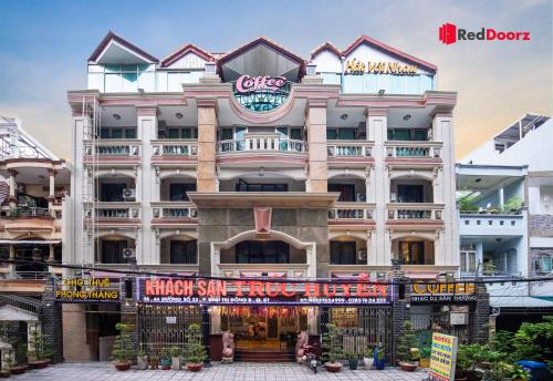 un edificio con un cartello sulla parte anteriore di Truc Huyen Hotel ad Ho Chi Minh