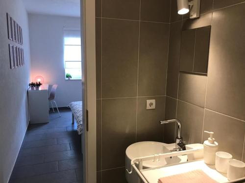 Kúpeľňa v ubytovaní Apartments by the sea Cove Milna - Zastrazisce, Hvar - 17417