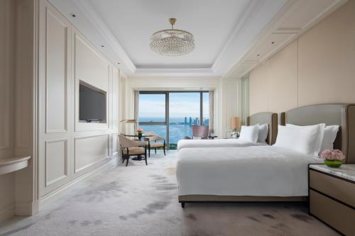 海口海口朗廷酒店的一间有两张床、可欣赏海景的酒店房间