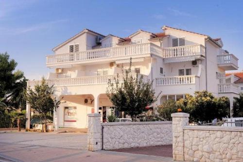 Apartments with parking space Vodice - 17325