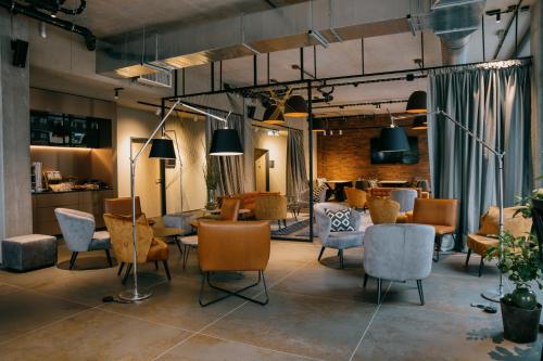 Posezení v ubytování LOOM Hotel & Skybar