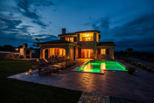 Zdjęcie z galerii obiektu Luxury villa with a swimming pool Vrh, Krk - 17443 w mieście Vrh