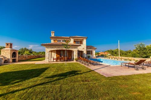 Zdjęcie z galerii obiektu Luxury villa with a swimming pool Vrh, Krk - 17443 w mieście Vrh