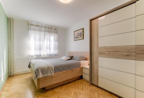 Apartments with WiFi Rijeka - 17401