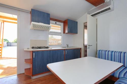 Kuchyňa alebo kuchynka v ubytovaní Apartments by the sea Pasman - 17406