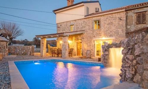 kamienny dom z basenem przed domem w obiekcie Luxury villa with a swimming pool Garica, Krk - 17469 w mieście Risika