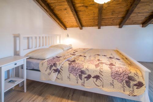 リスィカにあるLuxury villa with a swimming pool Garica, Krk - 17469の木製の天井が特徴のベッドルーム1室(ベッド1台付)