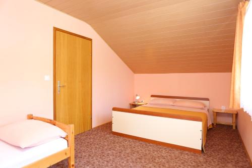 En eller flere senge i et værelse på Rooms with a parking space Slunj, Plitvice - 17502