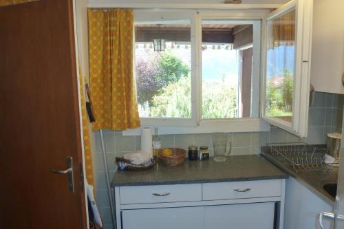 eine Küche mit einem Fenster und einer Arbeitsplatte in der Unterkunft Ferienwohnung-Brienz in Brienz