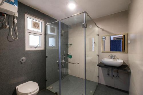 La salle de bains est pourvue d'une douche, de toilettes et d'un lavabo. dans l'établissement Shree Villa 4Bhk Mahabaleshwar, à Mahabaleshwar