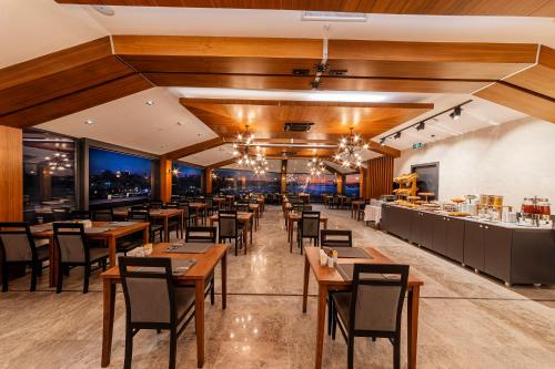 Un restaurante o sitio para comer en Demiray Hotel Old City