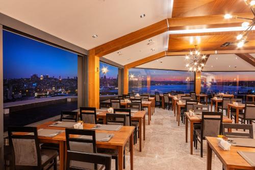 Un restaurante o sitio para comer en Demiray Hotel Old City