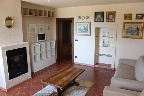 TV a/nebo společenská místnost v ubytování Agriturismo Sarmore