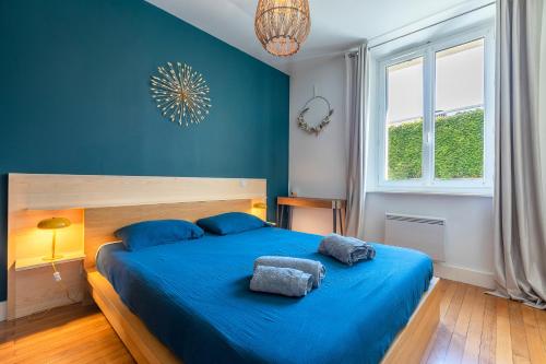- une chambre bleue dotée d'un grand lit avec des draps bleus dans l'établissement Apt 2-4 pers, charme de l'ancien, calme, vélos, Annecy centre, à Annecy