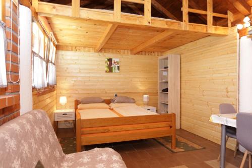 Un pat sau paturi într-o cameră la Family-friendly apartments with swimming pool Grabovac, Plitvice - 17532