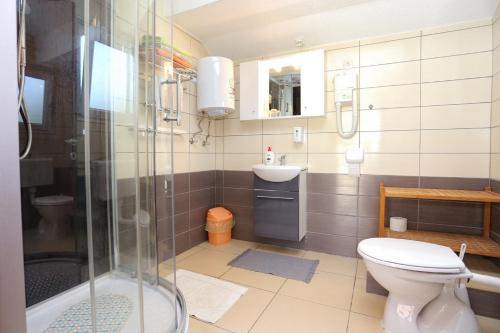 O baie la Family-friendly apartments with swimming pool Grabovac, Plitvice - 17532