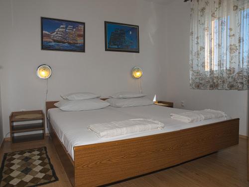 Posteľ alebo postele v izbe v ubytovaní Apartments with a parking space Betina, Murter - 17478