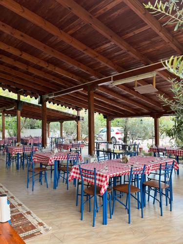 um grupo de mesas e cadeiras sob um pavilhão em Hotel Bolonja em Shëngjin