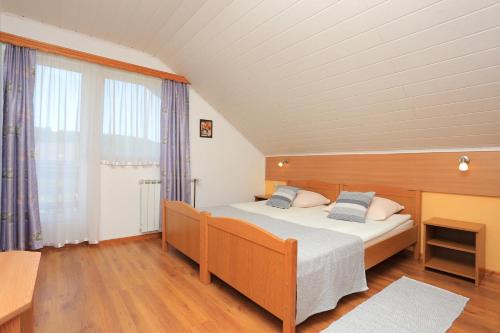 Postel nebo postele na pokoji v ubytování Rooms with a parking space Grabovac, Plitvice - 17419