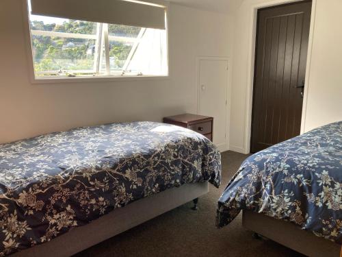 um quarto com 2 camas e uma janela em Heart of Russell Apartment - Russell Apartment em Russell