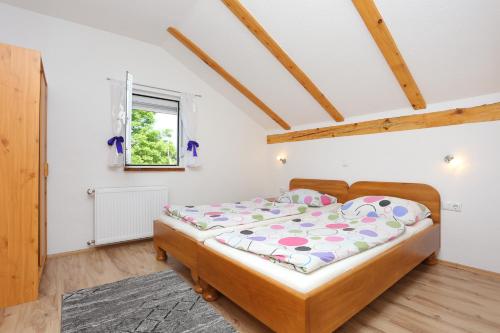 Postel nebo postele na pokoji v ubytování Apartments for families with children Lipovac, Plitvice - 17556