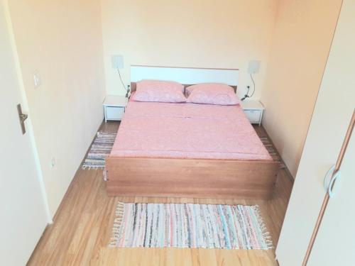 een kleine slaapkamer met 2 bedden en een tapijt bij Apartments by the sea Vrsi - Mulo, Zadar - 17066 in Vrsi