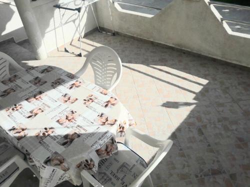 een tafel en stoelen met foto's van mensen erop bij Apartments by the sea Vrsi - Mulo, Zadar - 17066 in Vrsi