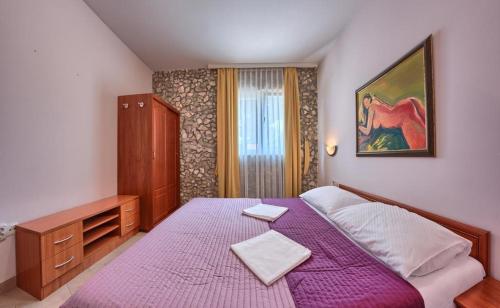 Postel nebo postele na pokoji v ubytování Apartments by the sea Rogoznica - 17458