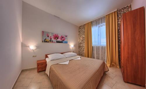 Apartments by the sea Rogoznica - 17458