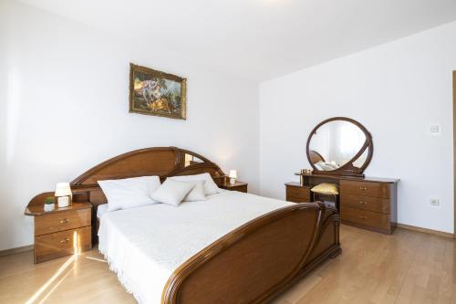 Postel nebo postele na pokoji v ubytování Family friendly house with a swimming pool Rakotule, Central Istria - Sredisnja Istra - 17418