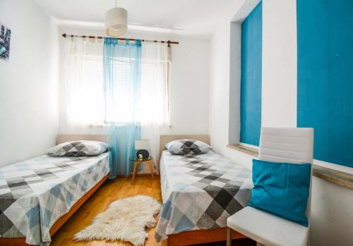 sypialnia z 2 łóżkami i oknem w obiekcie Family friendly apartments with a swimming pool Zadar - 17553 w mieście Zadar