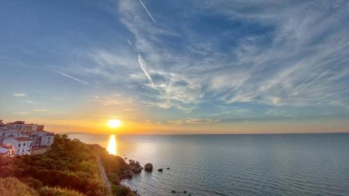 a view of the sun setting over the water at B&B La Maison del Borgo in Rodi Garganico