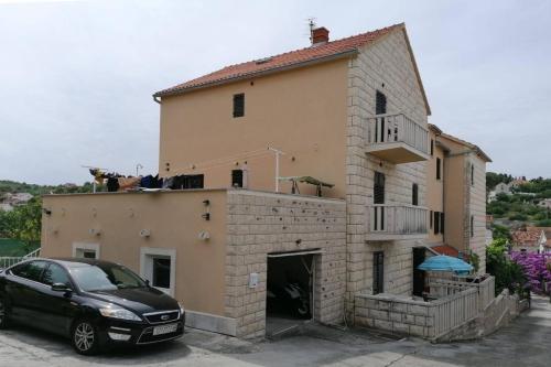 Apartments with a parking space Sutivan, Brac - 17537