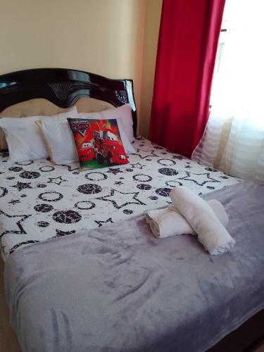 ein Bett mit einem Handtuch drauf in der Unterkunft Pet Friendly Staycation near Villa Ardin in Cainta