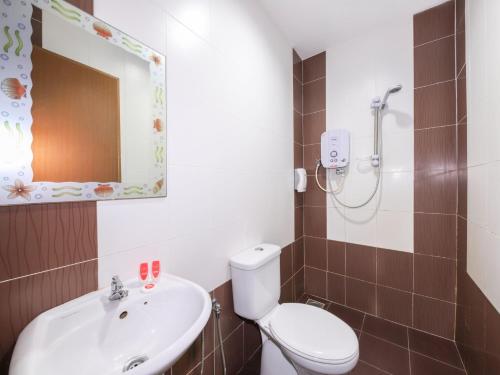 een badkamer met een toilet, een wastafel en een spiegel bij Super OYO Capital O 812 Hotel SMC Seksyen 13 in Shah Alam