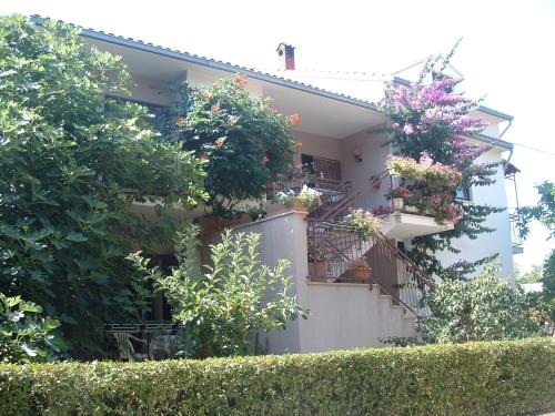 Apartments with a parking space Supetar, Brac - 17045