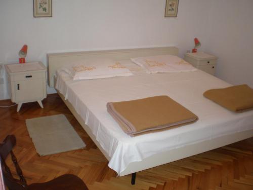 Apartments with parking space Supetar, Brac - 17045