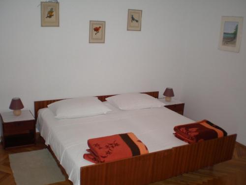 Apartments with parking space Supetar, Brac - 17045